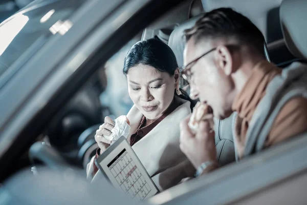 Fast Food Zajęty Zamożnych Biznesmenów Jedzenie Fast Food Drodze Lotnisko — Zdjęcie stockowe