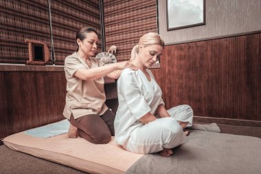 İstemciler omuzlarını masaj profesyonel bayan masöz