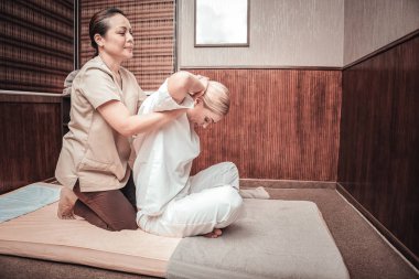 Ellerini tutan güzel güzel kadın