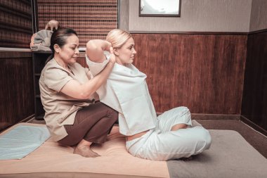 Ellerini başının arkasına tutan güzel hoş kadın