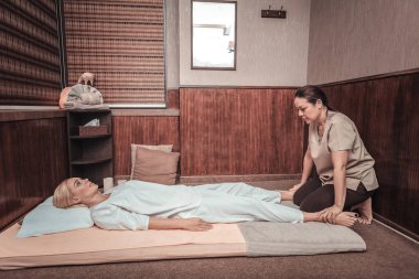 İstemciler bacaklarını tutan ciddi güzel kadın