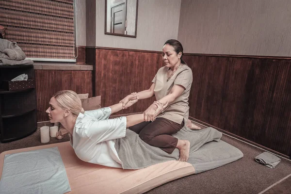 Professionnel femme thaï masseuse faire l 'massage — Photo