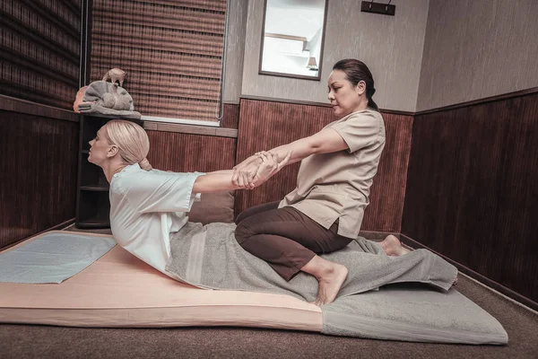 Sério agradável mulher segurando suas mãos clientes — Fotografia de Stock