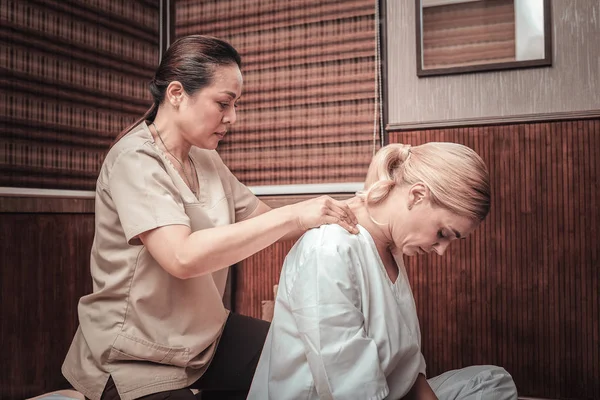 Başını öne eğerek güzel güzel kadın