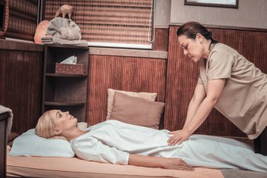 Ciddi yetenekli Asya masöz masaj gerçekleştirme