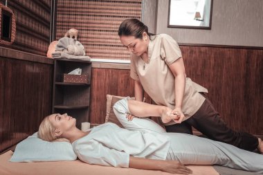 Güzel ciddi kadın istemcileri bacağını arıyor