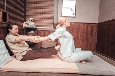 Güzel Taylandlı kadın bacaklarını koyarak onun müşterileri geri