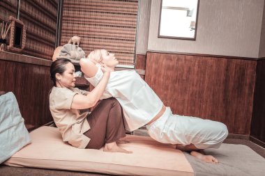 Güzel güzel genç kadın ona masaj keyfi