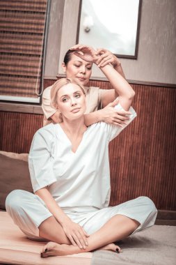 Katta oturan hoş genç kadın