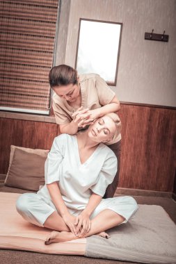 Kapalı gözlerle oturan hoş genç bayan