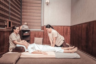 Güzel iyi görünümlü kadın pek rahat