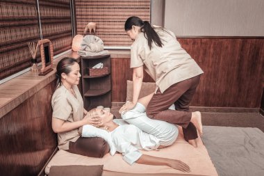 Güzel Asyalı kadınlar, müşterisi ile çalışma