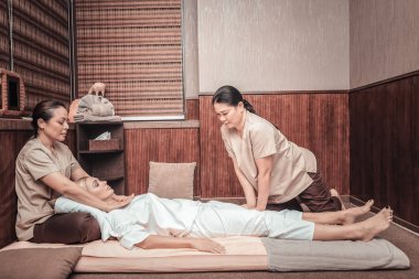 Güzel genç kadın Tay masaj salonu ziyaret