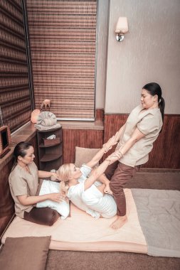 İstemciler ellerini tutan güzel güçlü kadın