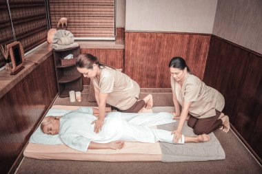 Güzel çekici kadın kapalı gözleriyle yalan