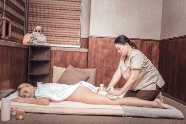 Güzel yetenekli masöz istemcileri vücudu Masaj