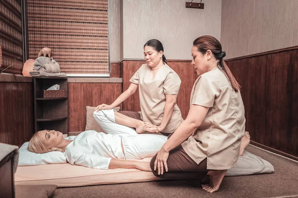 Serias mujeres asiáticas mirando a su cliente — Foto de Stock