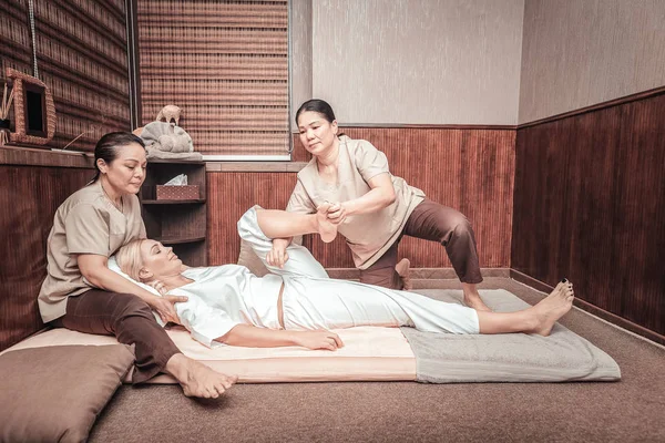 Çok mutlu güzel kadın bacağı arıyor