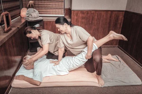 Positivo alegre Asiático mujeres trabajando en pareja — Foto de Stock