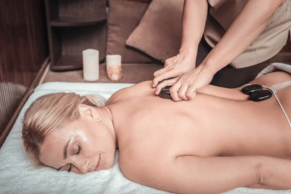 Vrolijke ontspannen vrouw een bezoek aan een massagesalon — Stockfoto