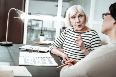 Çok mutlu sarışın kadın kişi onun hikaye anlatmaya