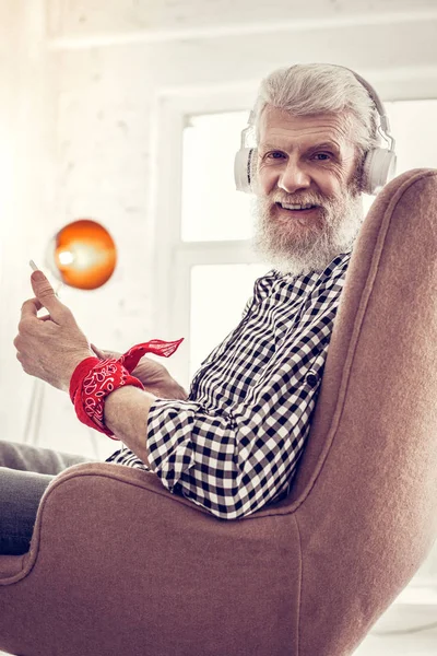 Agradable hombre de pelo gris mirando directamente a la cámara —  Fotos de Stock