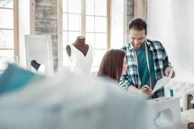 Esmer karı koca birlikte atelier içinde çalışma