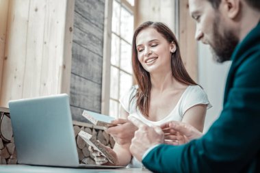 Çift ahşap duvara yakın oturan iç tasarımcılar