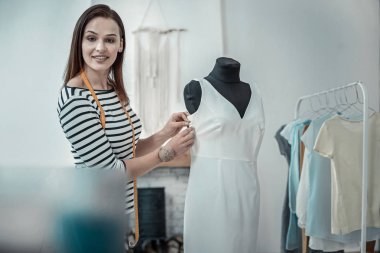 Esmer tasarımcı giyen çizgili gömlek ayakta elbise form yakın