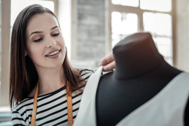 Doğal makyaj atelier içinde çalışma ile esmer Tasarımcısı
