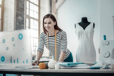 Büyük coworking çalışan yetenekli yaratıcı grafik tasarımcı