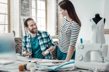 Çift birlikte çalışan deneyimli yetenekli tasarımcıların