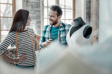 Moda tasarımcıları birlikte çalışırken çok güzel duygu birkaç