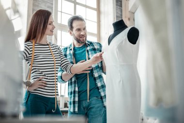 Moda Tasarımcısı hissediyor şaşırtıcı elbise tasarladıktan sonra memnun