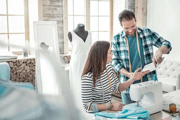 Esposo y esposa trabajando en bocetos para su colección nupcial — Foto de Stock