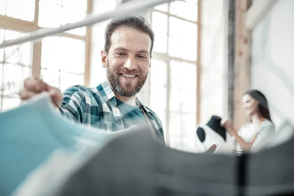 Gros plan du créateur de mode masculin debout près du cintre avec des vêtements — Photo