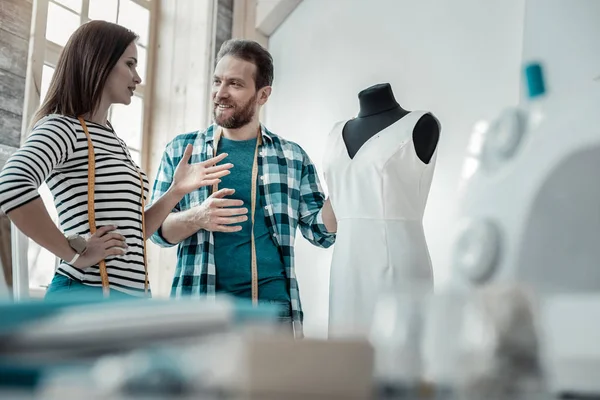 Marido barbudo dando su consejo a su esposa — Foto de Stock