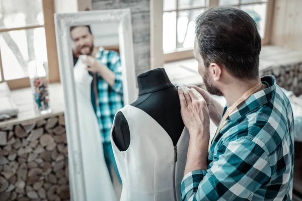 Utalentowany projektant mężczyzna czuje się zadowolony po szycie sukni ślubnej — Zdjęcie stockowe