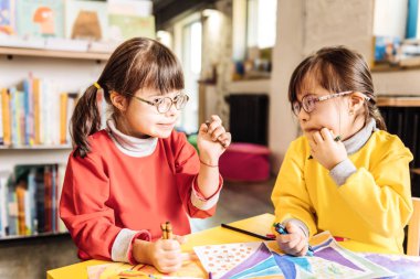 İki kız orgazm birbirine bakarak ışık Down sendromu