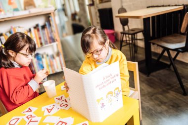 Şirin esmer güneşli çocuk kitap ile çok sayıda resim arıyorum