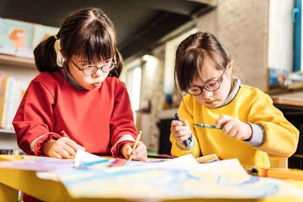 Sisters suffering from congenital acromicria playing together — Stock Photo, Image