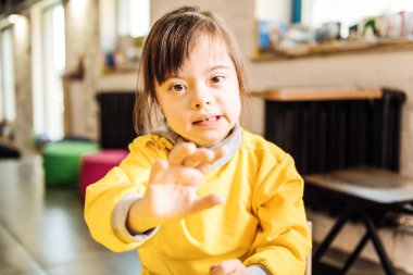 Down sendromlu pencere oturan esmer çocuk yakın çekim