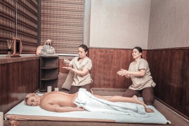 Güzel nitelikli masör Masaj için hazırlanıyor