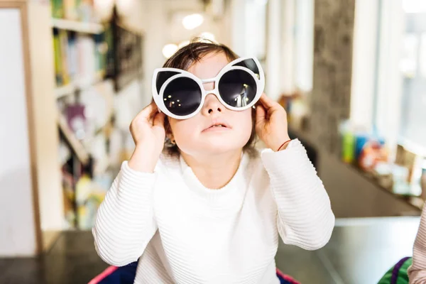 Divertida niña con síndrome de Down divirtiéndose con gafas de sol — Foto de Stock