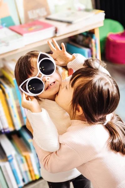 Cute mencintai gelap berambut kembar memeluk dan mencium satu sama lain — Stok Foto