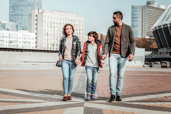 Moeder en vader lopen met hun kind — Stockfoto