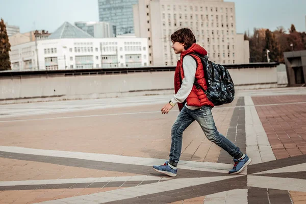 Ragazzo con uno zaino godendo correre a casa dopo la scuola — Foto Stock