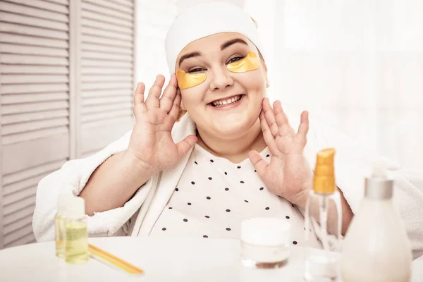 Strahlend übergewichtige Frau legt Augenklappen unter die Augen — Stockfoto