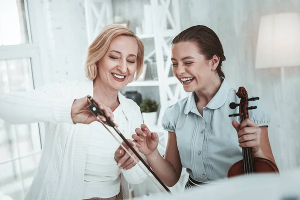 Jovem feliz estar em um ótimo humor — Fotografia de Stock