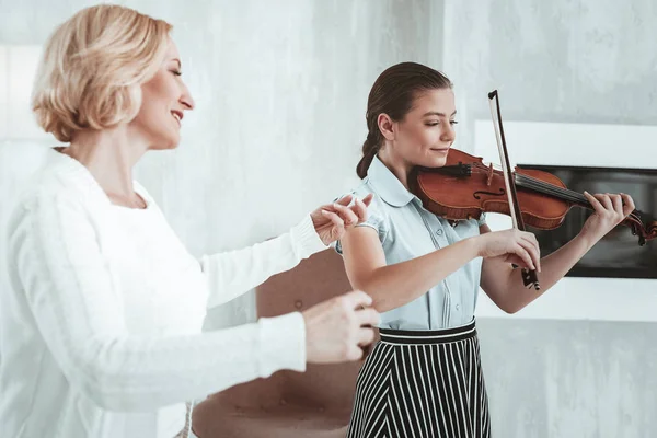 Menina agradável positivo praticando suas habilidades musicais — Fotografia de Stock